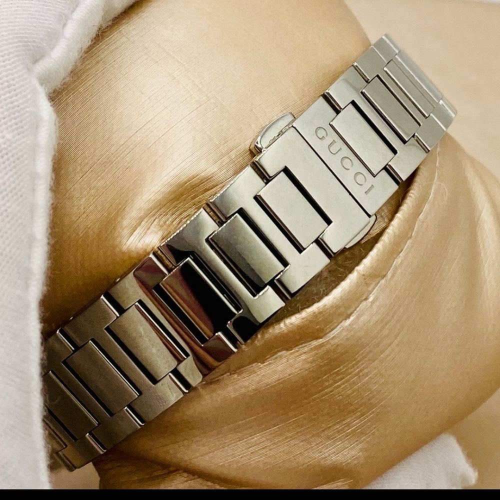 SALE! GUCCI DIAMOND 💎 LUXURY WATCH..Black Face w/ Diamonds as markers - Picture 8 of 10